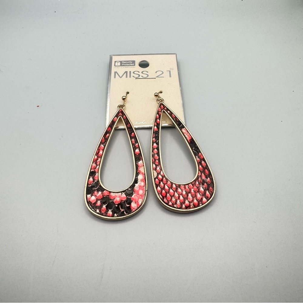 Argollas diseño de culebra , estilo lágrima color rojo